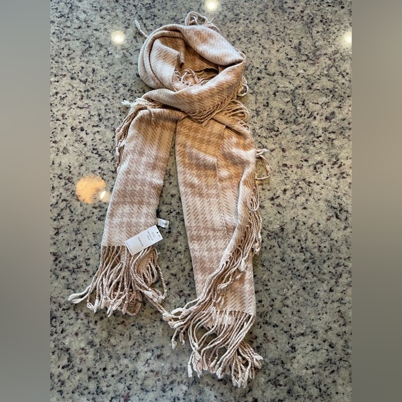 NWT women’s banana, republic, Tan and cream Fringe Scarf - Picture 2 of 5